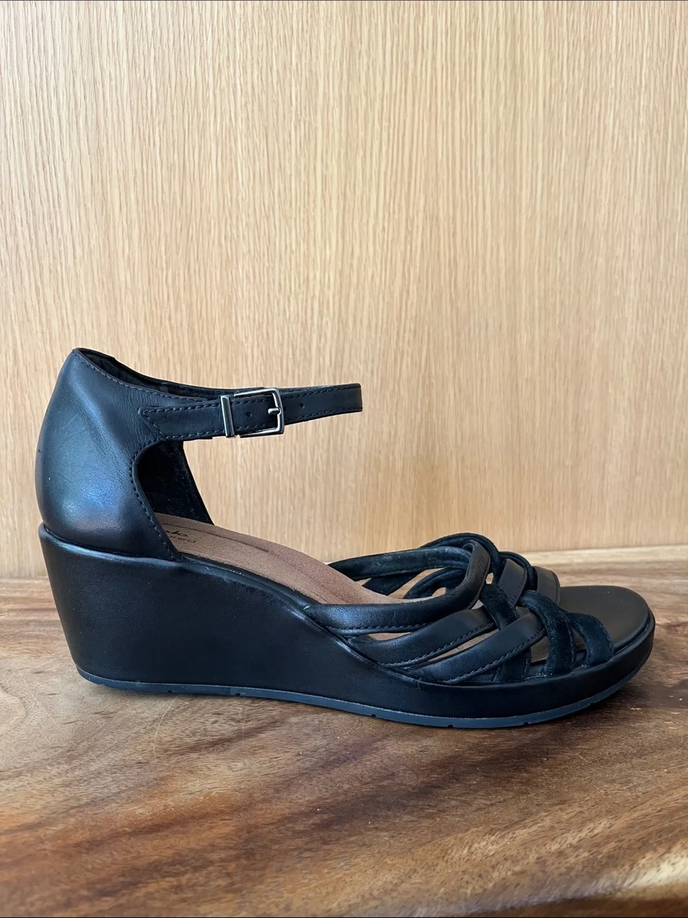 Clarke’s unstructured black leather wedge plaza cross 8.5